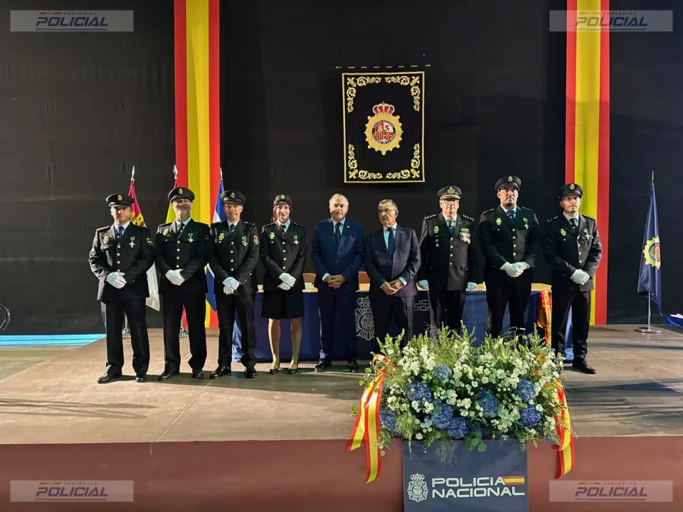 Talavera reconoce la labor de la Policía Nacional en los Santos Ángeles Custodios con condecoraciones y distinciones