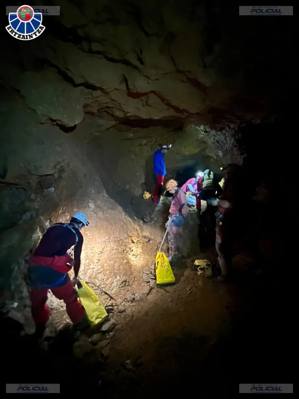La Ertzaintza participa en un simulacro de espeleosocorro a 190 metros de profundidad en el Valle de Karrantza