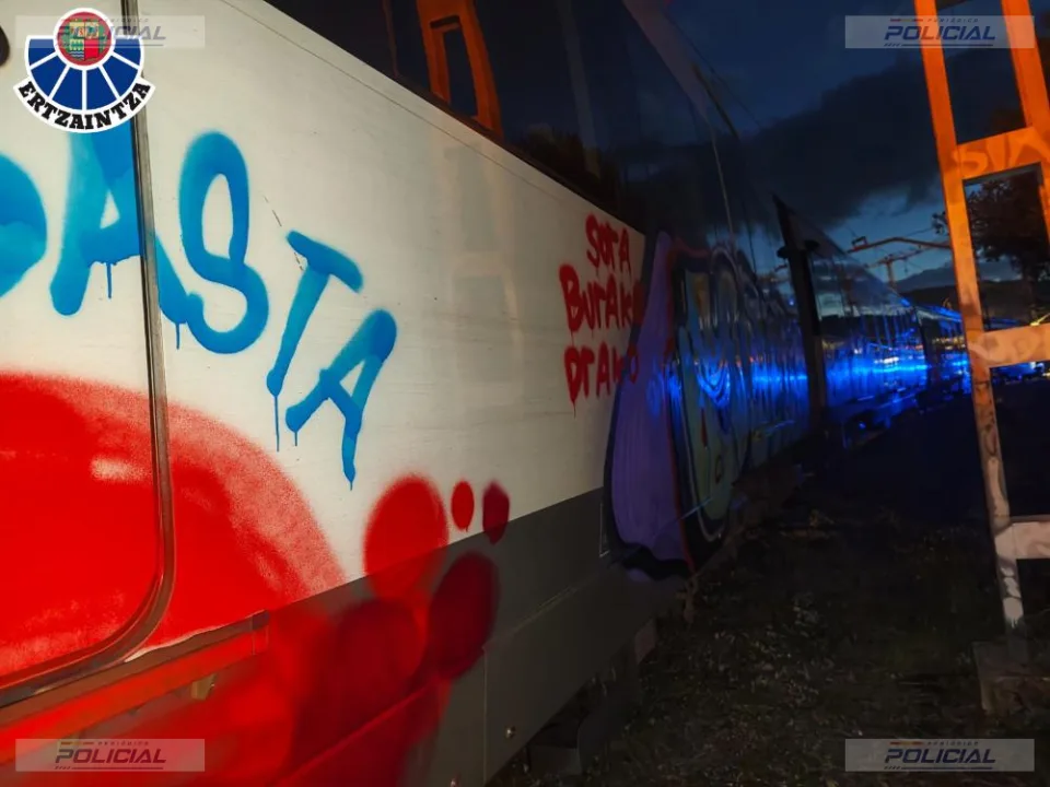 La Ertzaintza detiene a cuatro personas tras realizar grafitis en vagones de Euskotren en Zumaia