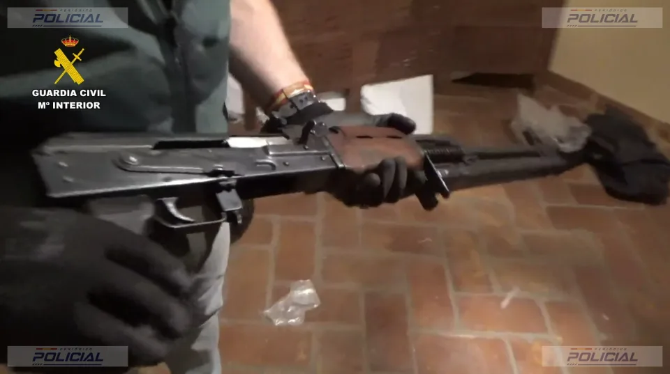 La Guardia Civil interviene casi tres toneladas de cocaína y cuatro fusiles de asalto en una casa rural de Guadalajara