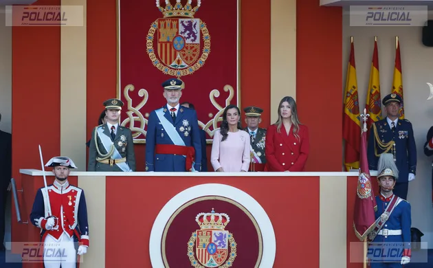 Los Reyes presiden en Madrid el homenaje a la Bandera y el desfile militar por la Fiesta Nacional