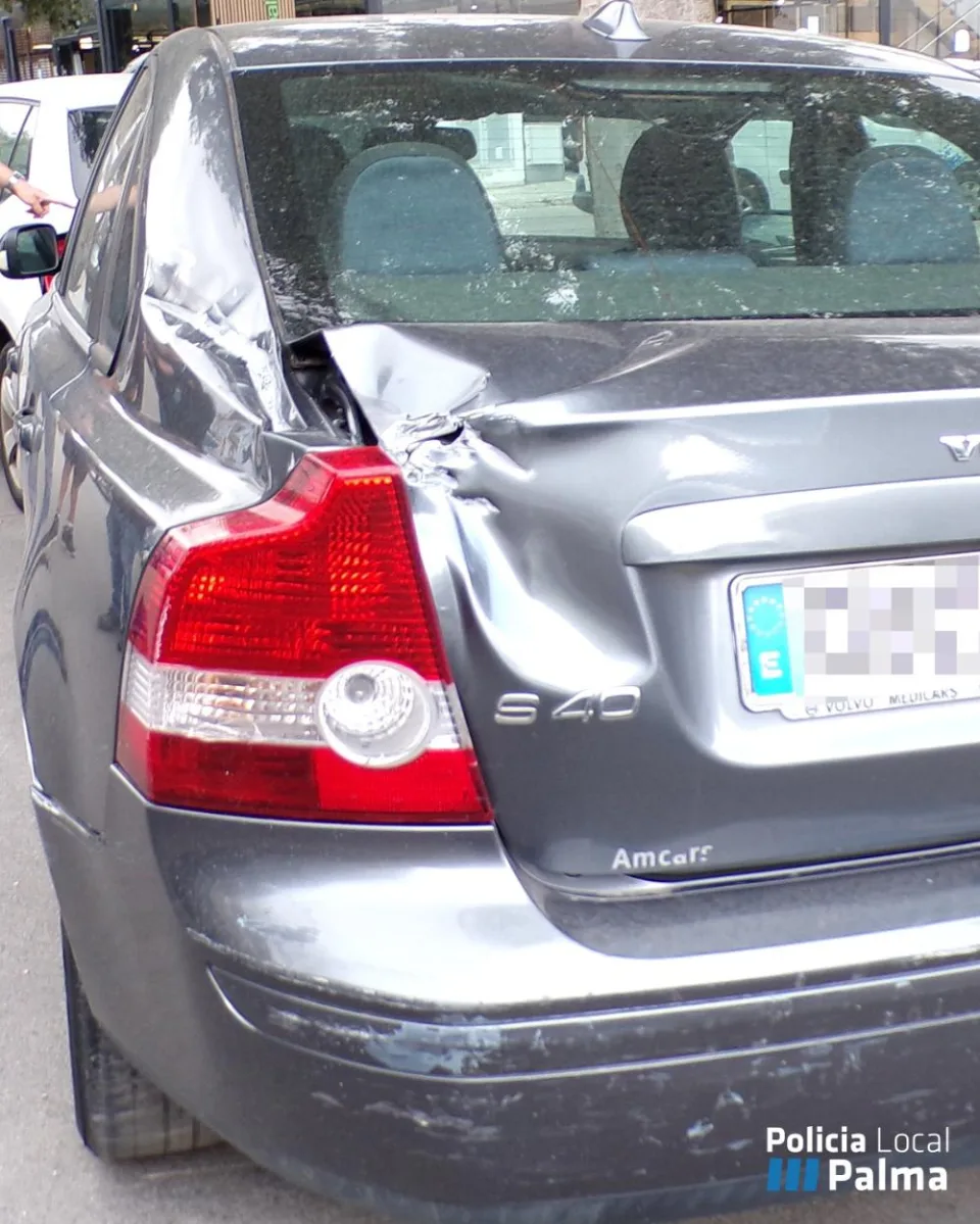 La Policía Local de Palma denuncia a un camionero tras dañar tres vehículos al circular con las puertas traseras abiertas
